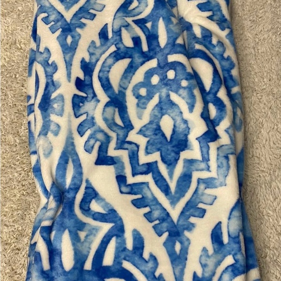 Emerson Lane Blue & White 50” X 70” Oversized Throw. - Picture 2 of 5